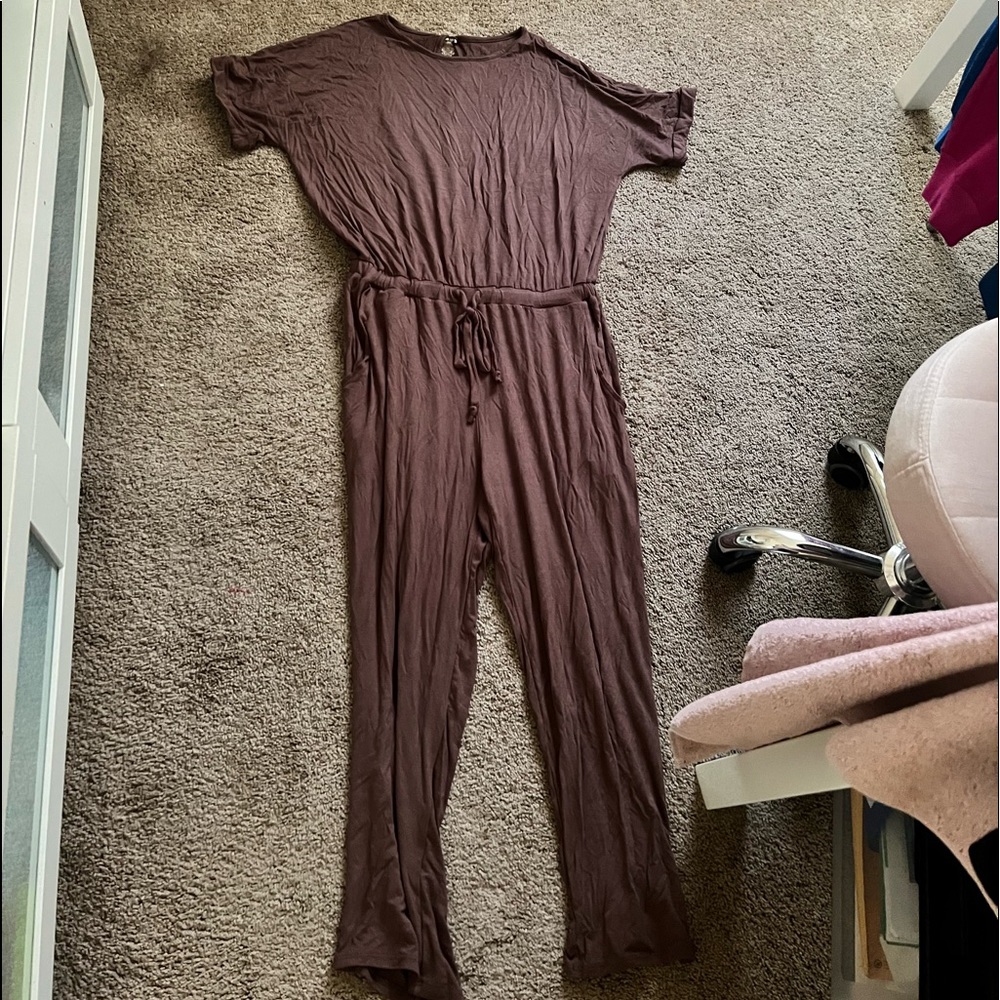 Very soft jumpsuit with button detail in the back